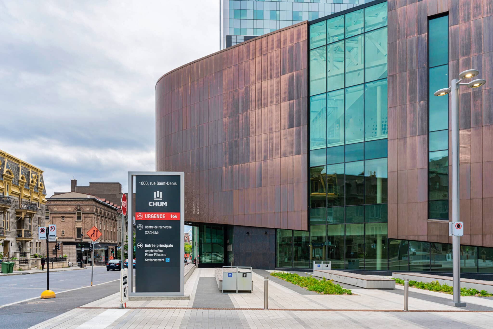 Arium Design - Stèle directionnelle extérieure orientant les usagers vers l'urgence, le centre de recherche et l'entrée principale du Centre hospitalier de l'Université de Montréal.