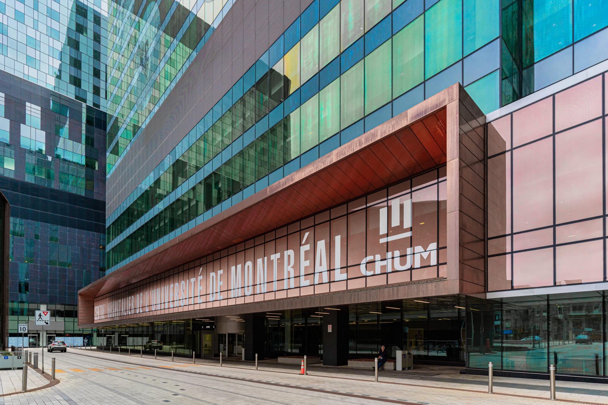 Arium Design - Identification extérieure surdimensionnée de l'entrée principale du Centre hospitalier de l'Université de Montréal.
