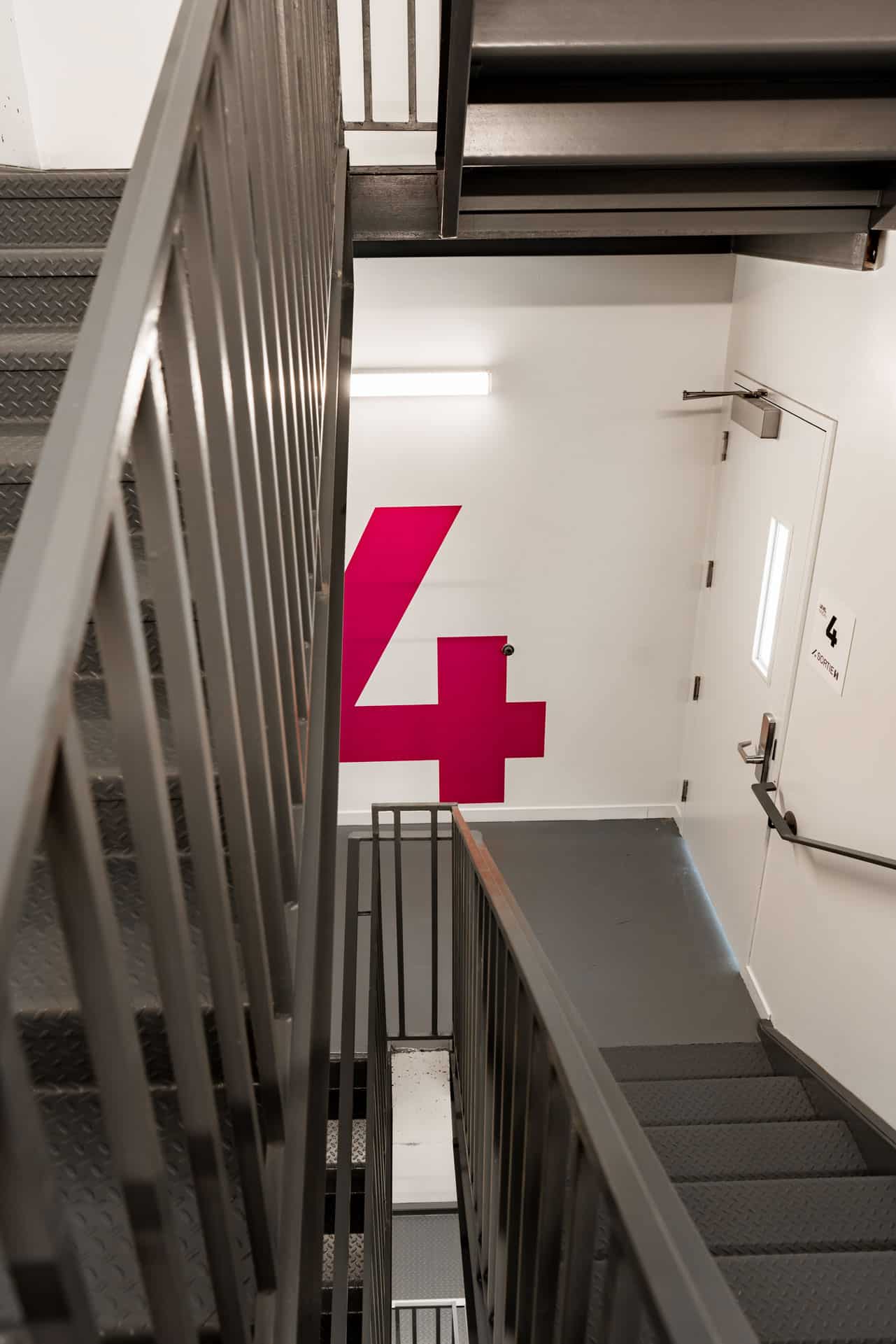 Arium Design - Identification de niveau en vinyle dans la cage d'escalier du niveau 4 du HUB de l'Université Concordia.