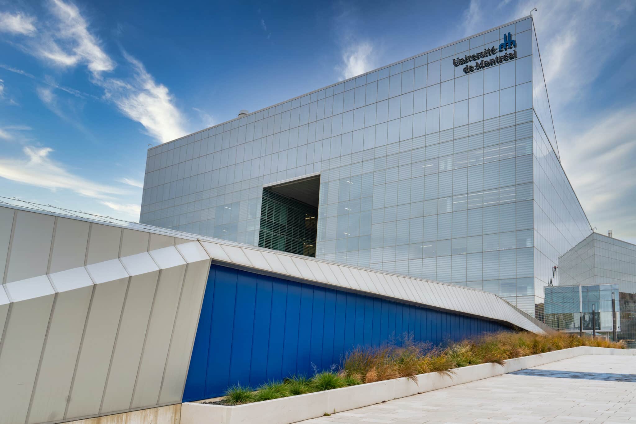 Arium Design - Enseigne extérieure en hauteur avec logo sur façade du bâtiment du Complexe des sciences de l'Université de Montréal.