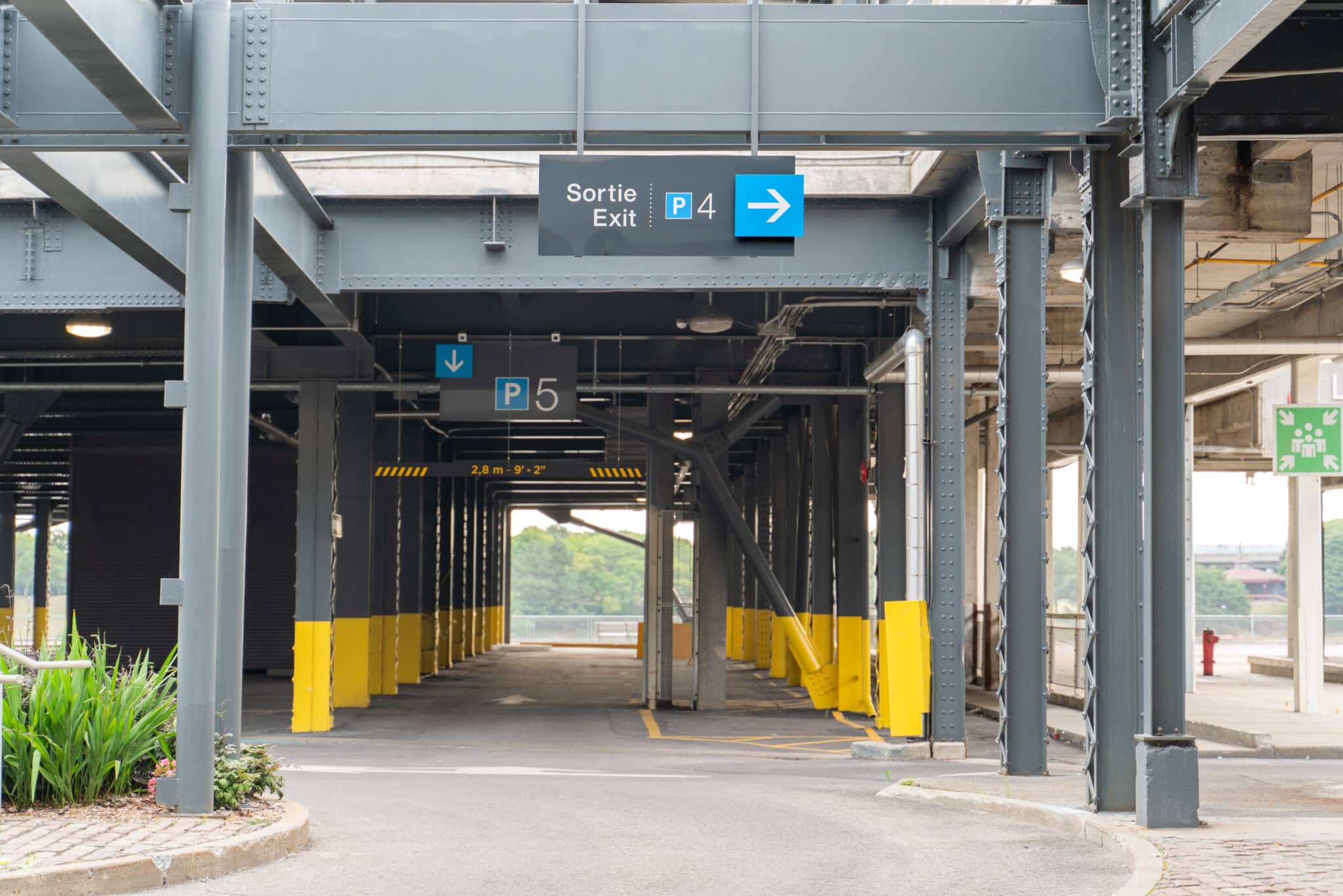Arium Design - Directionnel suspendu orientant les automobilistes vers la sortie du stationnement du Vieux-Port de Montréal.