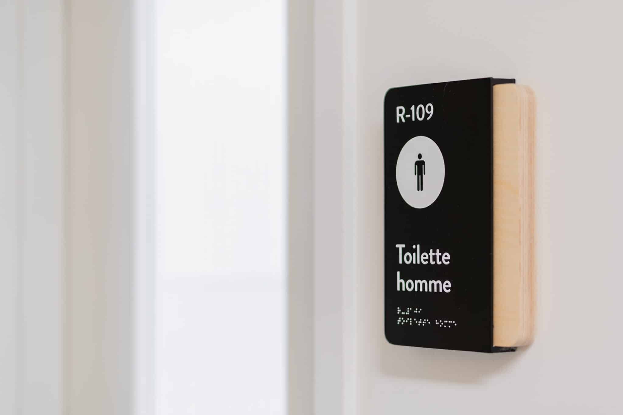 Arium Design - Identification en gros plan de la toilette pour homme de la bibliothèque du Vieux-Saint-Laurent.