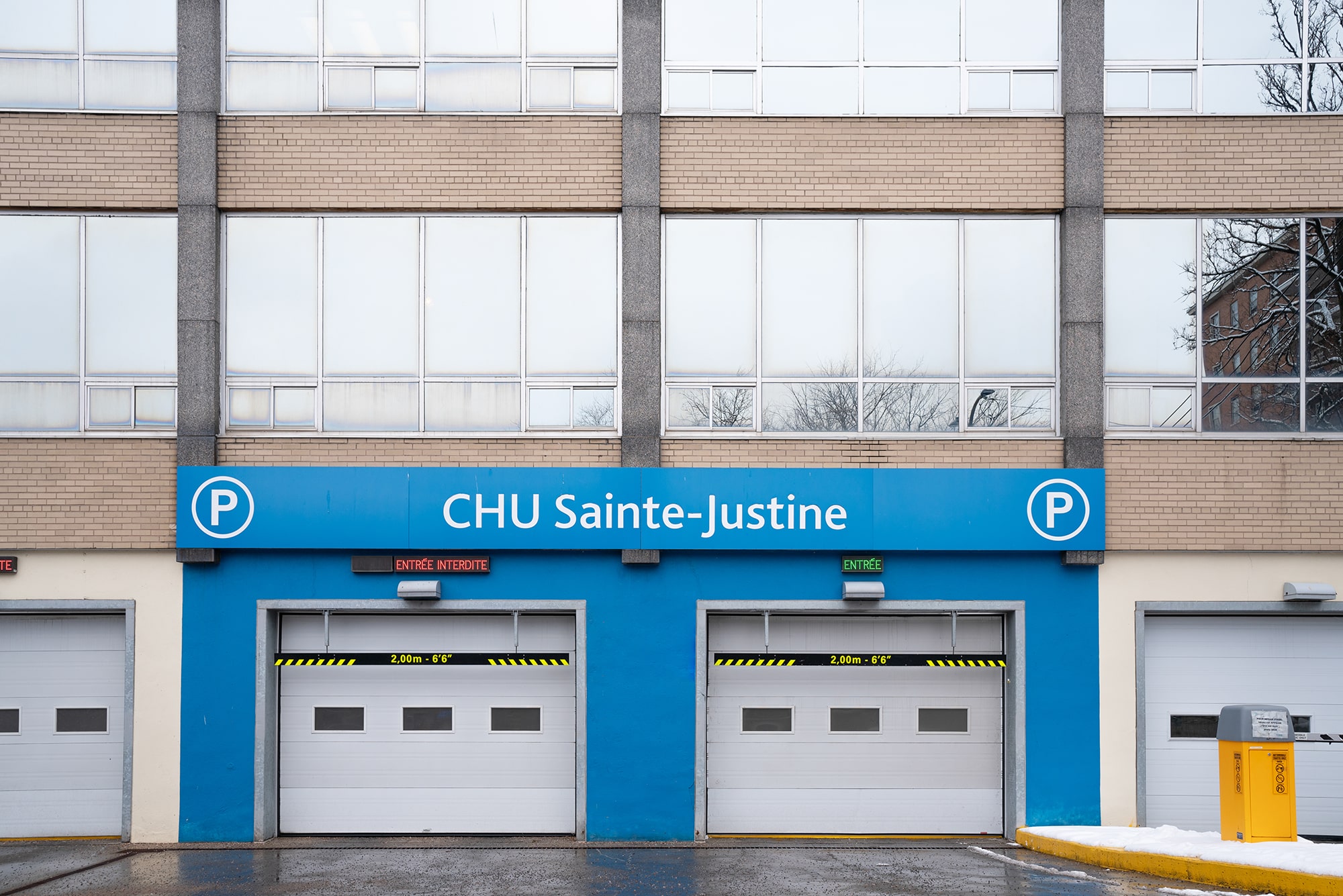 Arium Design - Identification extérieure de l'entrée et de la sortie du stationnement souterrain de l'Hôpital Sainte-Justine.