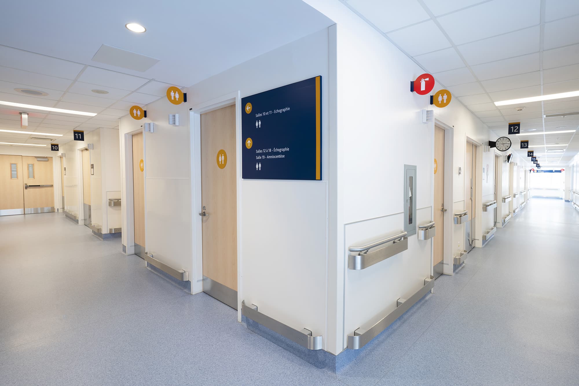 Arium Design - Directionnel mural orientant vers les services disponibles dans le corridor de l'Hôpital Sainte-Justine.