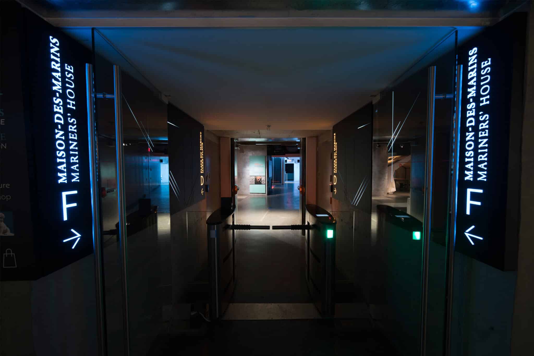 Arium Design - Directionnel animé aux tourniquets de l'entrée du pavillon de la Maison-des-marins du Musée Pointe-à-Callière.