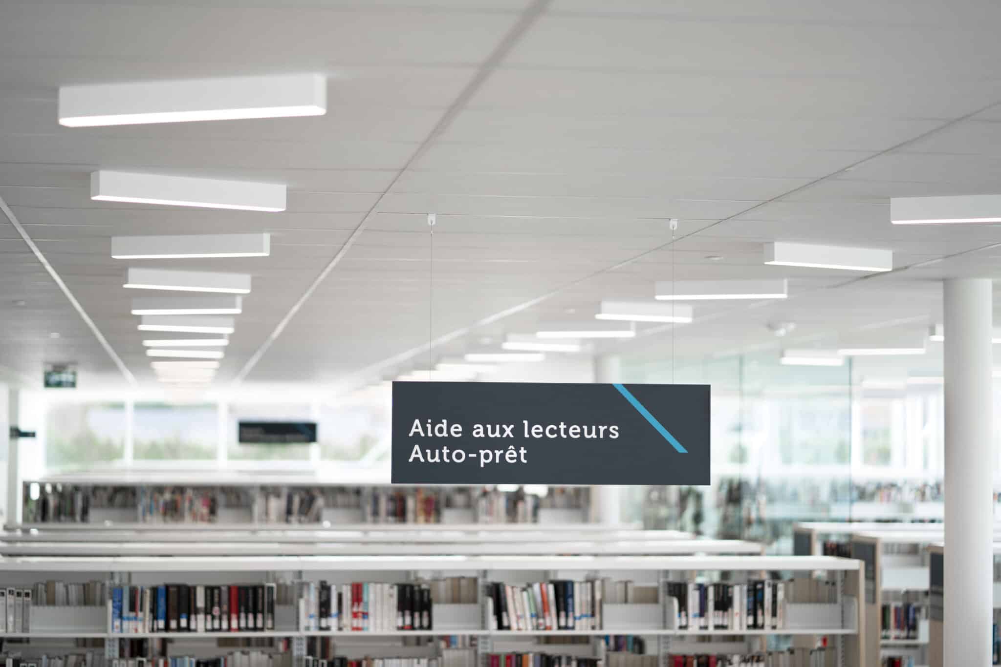 Arium Design - Identification de service suspendue pour le comptoir aide aux lecteurs de la bibliothèque du Pôle Culturel de Chambly.