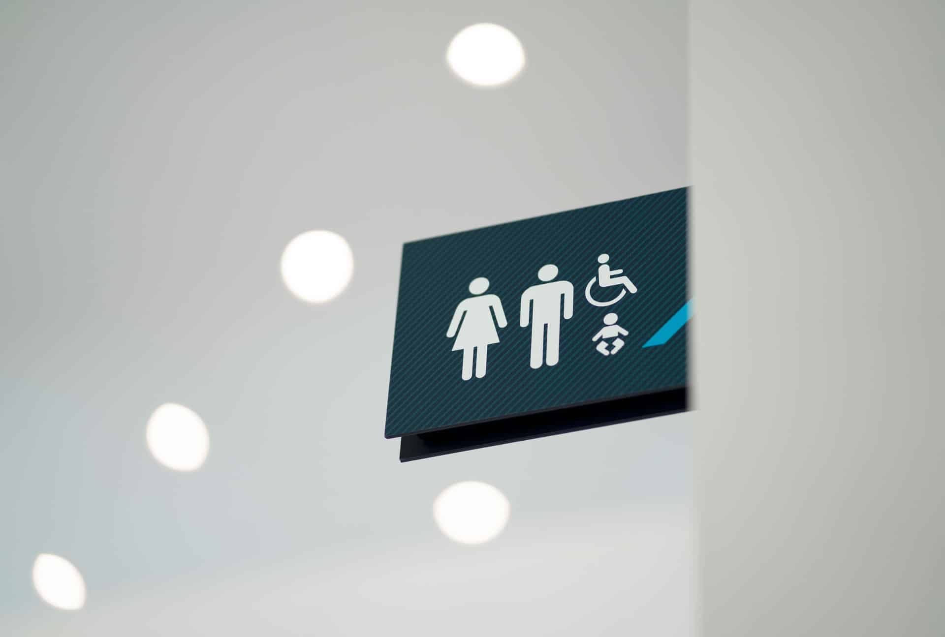 Arium Design - Identification de service en potence pour les toilettes de la bibliothèque du Pôle Culturel de Chambly.