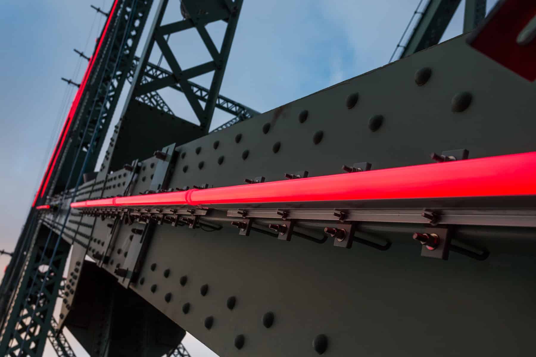 Omium - Groupe Ombrages - Conception lumière - illumination - design - ingénierie - éclairage infrastructure ouvrage d'art - Pont Jacques-Cartier à Montréal couleur rouge - technologie