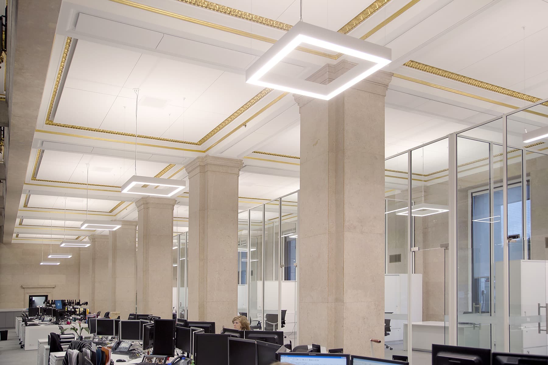 Omium - Groupe Ombrages - Eclairage Public - Conception lumière - illumination - design - ingénierie - éclairage intérieur - Parquet Banque Nationale à Montréal - Édifice Sun Life - luminaire bureau